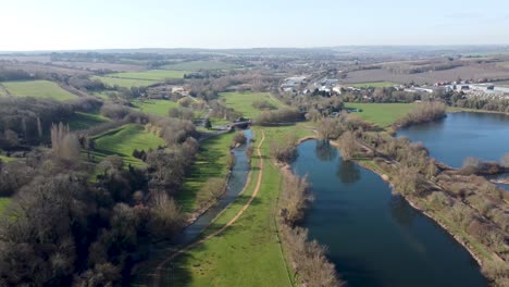 Luftrückzug-über-Dem-Fluss-Stour-Britisches-Chartham-Kent-Landschaft-Ländliche-Landschaft