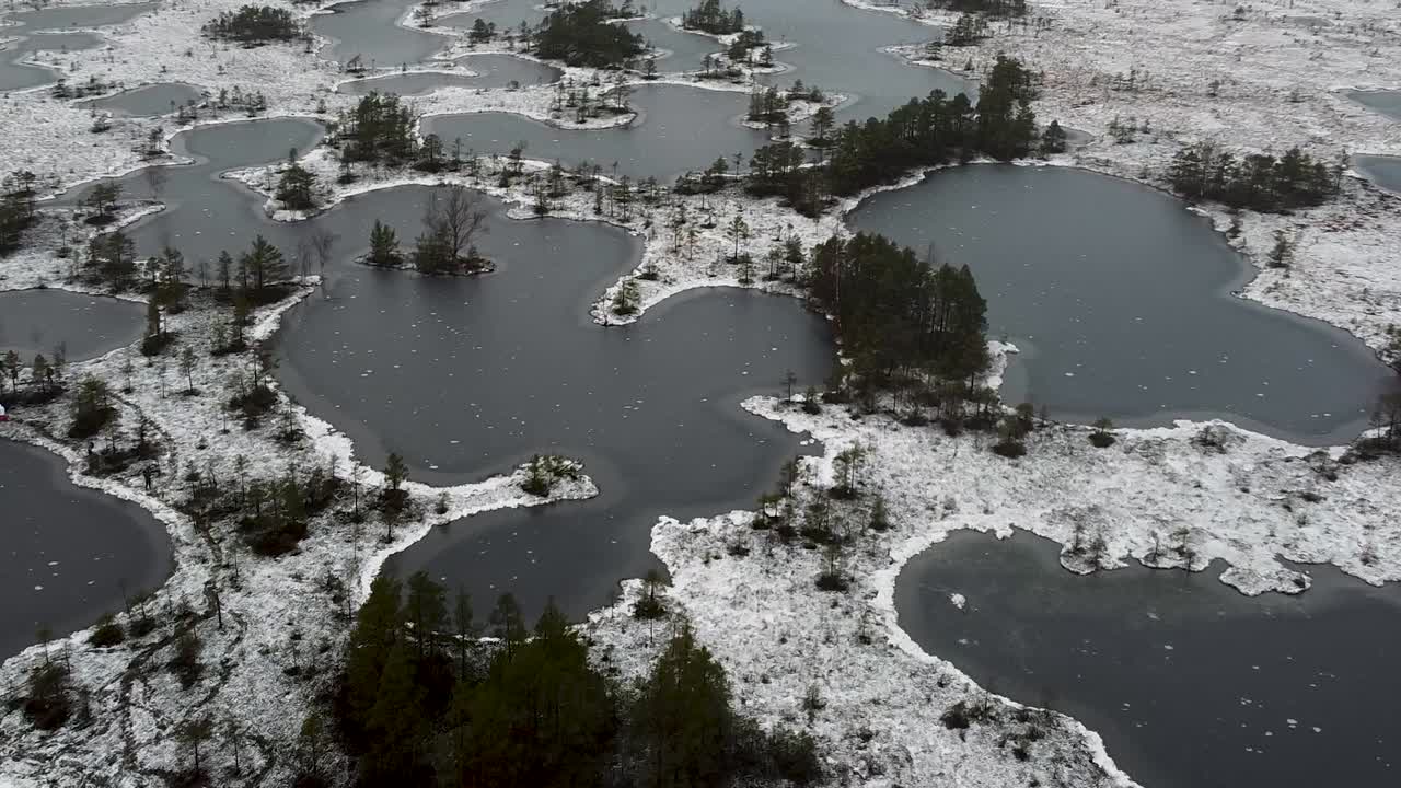 Vista aerea con drone di molti laghi di torbiera ghiacciati