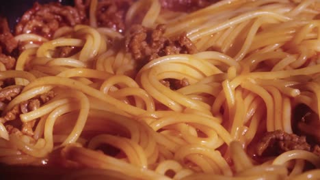 disparo de espagueti mezclado con carne y salsa de tomate