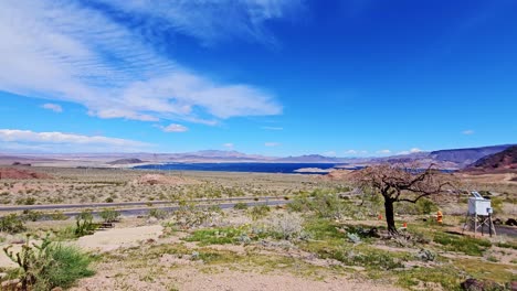 Mirador-Panorámico-A-Través-Del-Vasto-Paisaje-Con-Vistas-Al-Lago-Mead-A-Lo-Largo-Del-Centro-De-Visitantes-De-Lake-Shore-Road,-Nevada,-EE.UU.