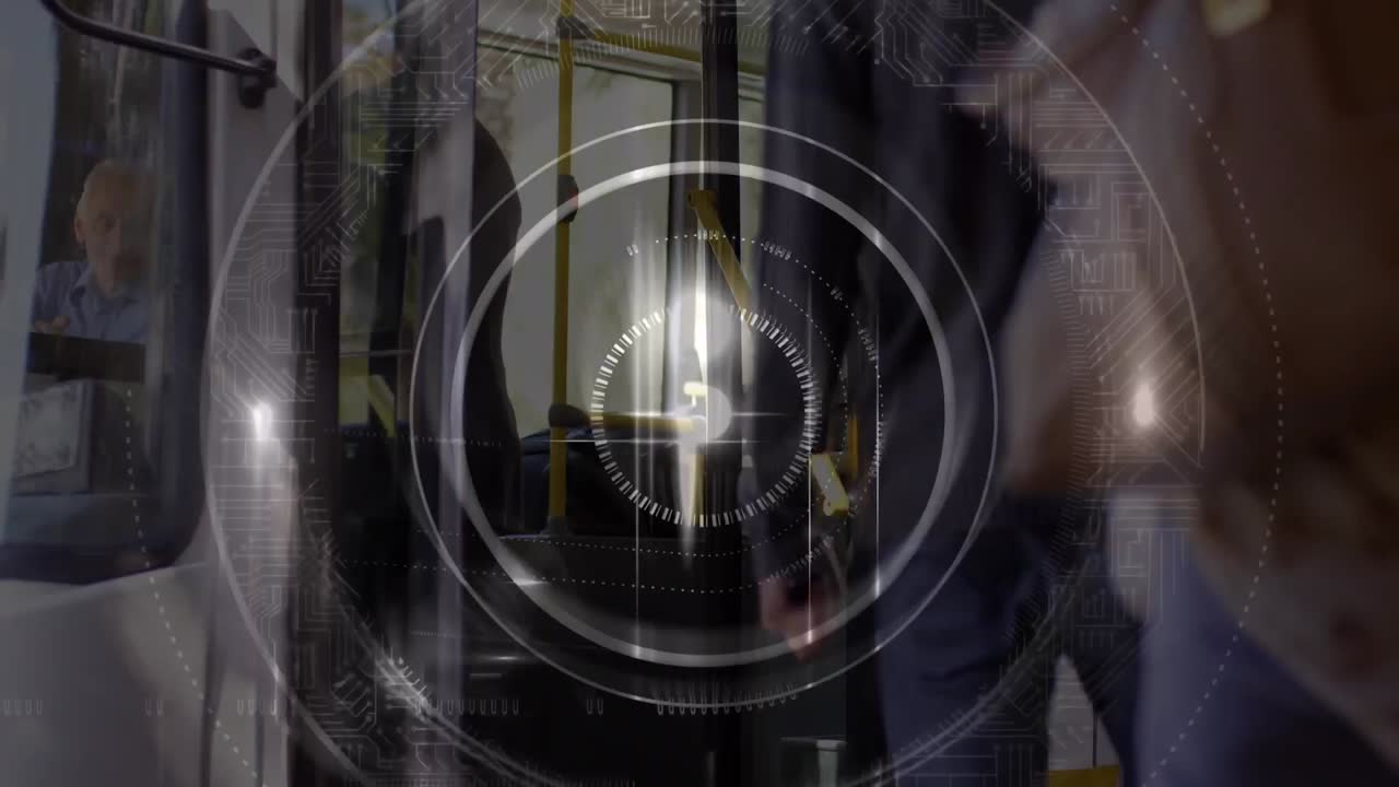 animación del globo y procesamiento de datos sobre mujer de negocios que usa auriculares de teléfono