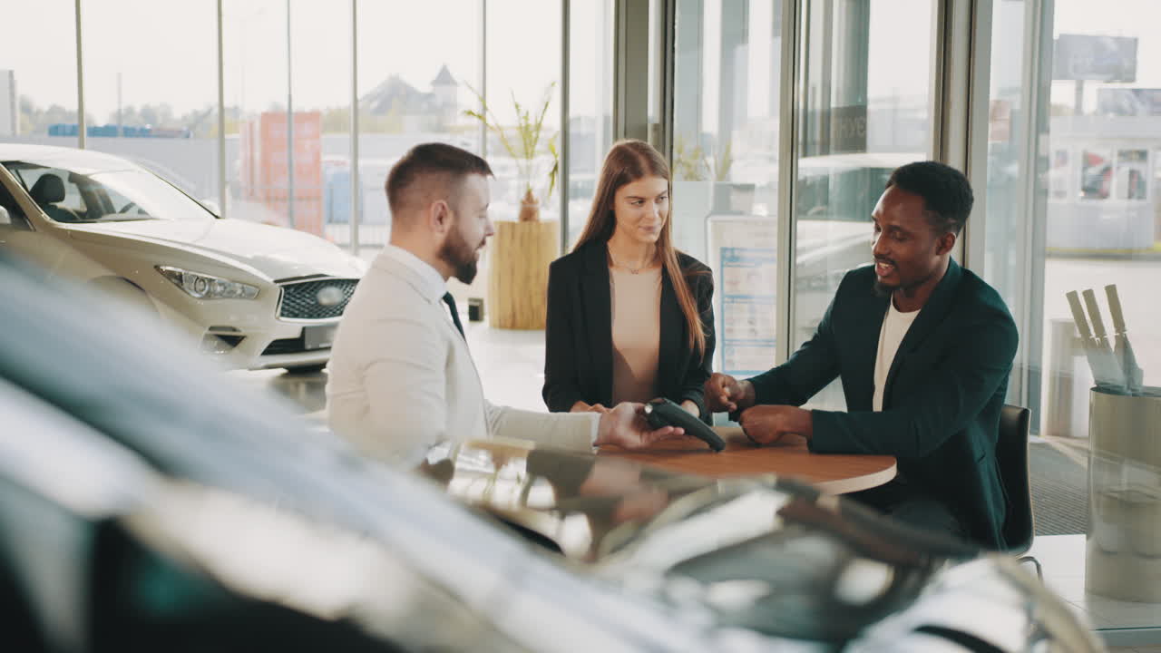 celebración de la compra de automóviles en el concesionario