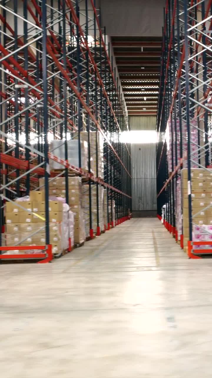 trabajador de almacén inspeccionando el inventario