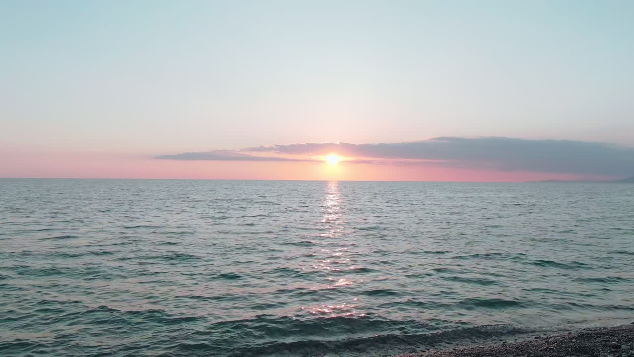 바다 위에 해가 지는 것