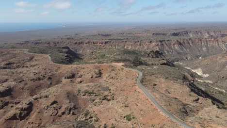 Antena-De-Drones-Moviéndose-Sobre-El-Camino-De-La-Garganta-Del-Cuchillo-Charles-Con-El-Paisaje-Y-Las-Nubes