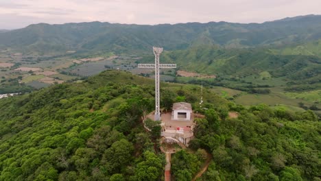 Vista-Panorámica-Hacia-Atrás-Del-Monumento-De-La-Cruz-En-Tecalitlán-Ubicado-En-La-Cima-De-Una-Colina-Alta