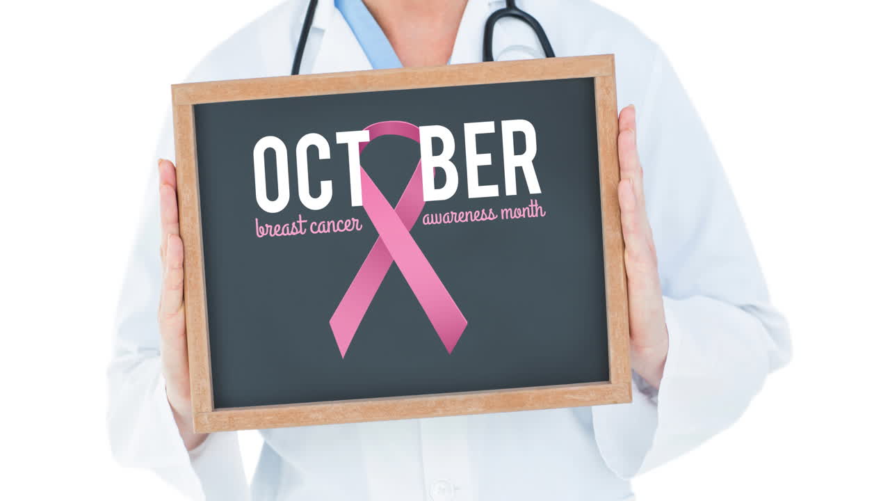 Animação de logotipo de fita rosa com texto sobre câncer em quadro-negro sobre um médico.
