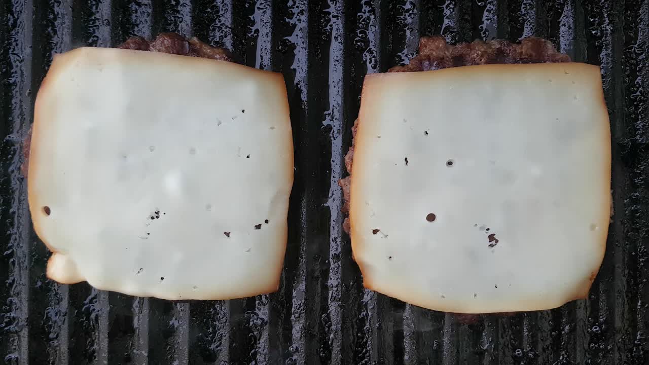 derretir queso sobre carne a la parrilla hamburguesa gourmet cocinar 02