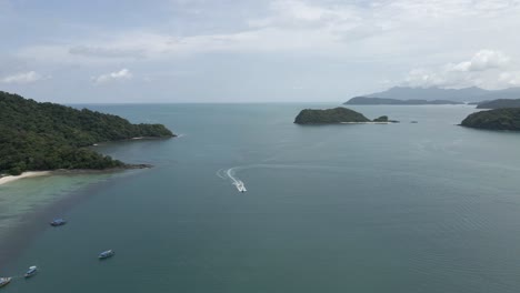 Schwenken-Sie-über-Die-Straße-Von-Malakka-In-Langkawi,-Malaysia,-Zum-Bootssteg