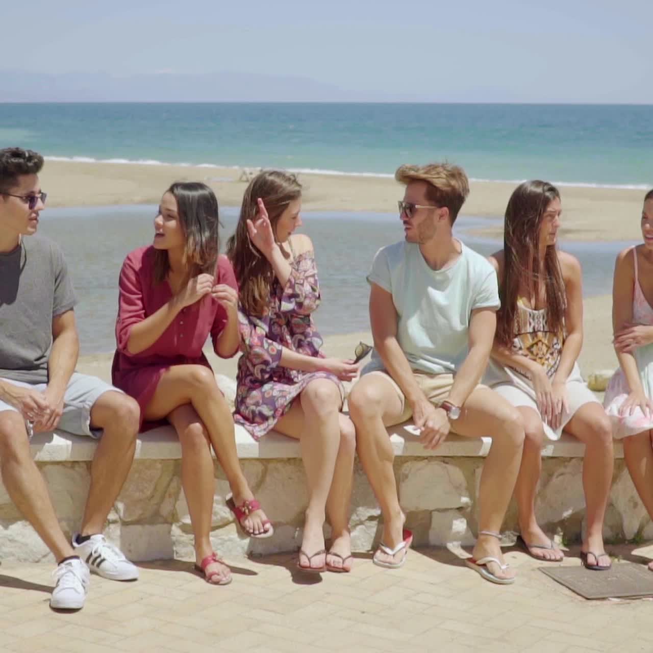 여름 휴가를 즐기는 젊은이들의 그룹