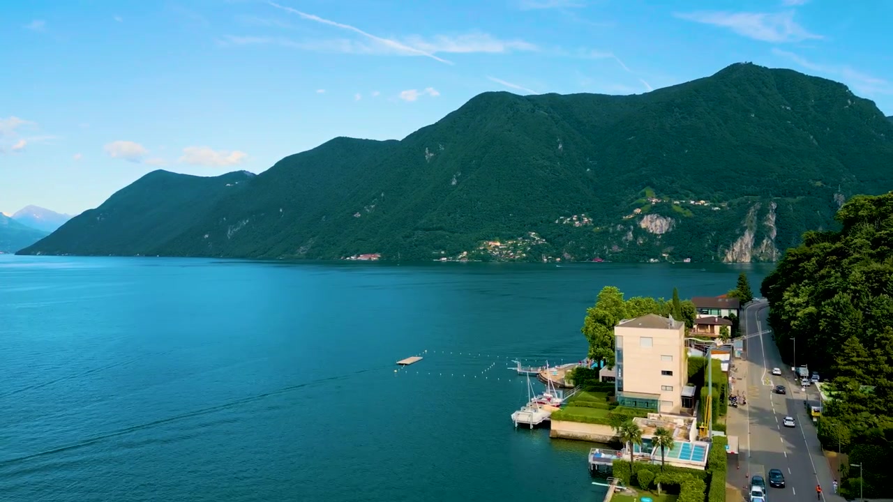 Video aereo con drone 4K di ville e marina sulla riva del Lago di Como a Menaggio, Italia (Alta velocità).