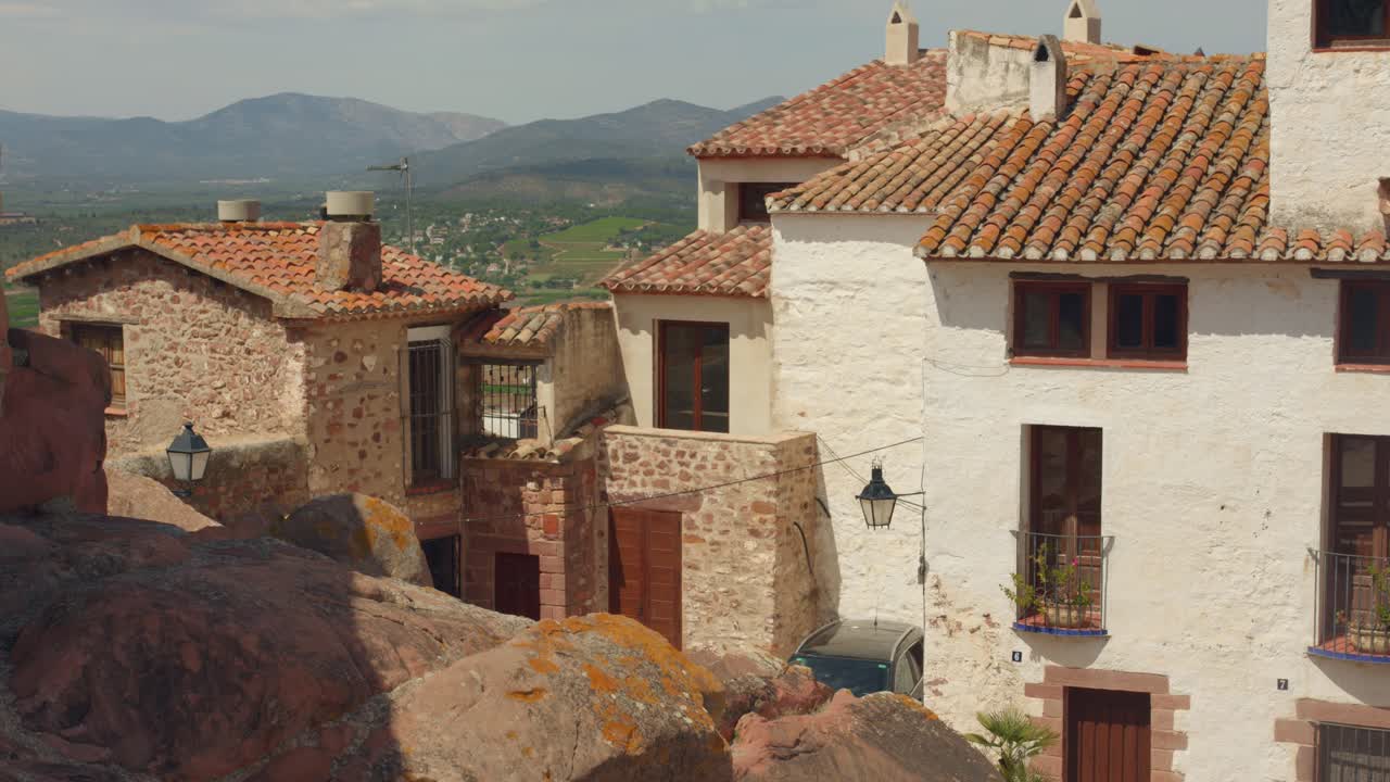 Piccolo villaggio medievale nel paesaggio montano a Vilafamés, Castellón, Valencia, Spagna