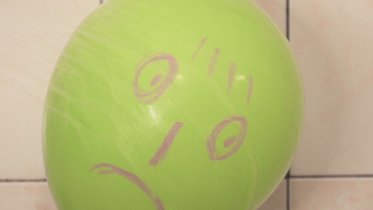 풍선에 그려진 불만족한 얼굴이 샤워를 하고, 물방울이 얼굴에 아져 나옵니다.