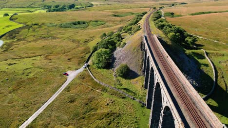 imágenes aéreas del viaducto ribblehead, la estructura más larga y la tercera más alta de la línea ferroviaria settle-carlisle