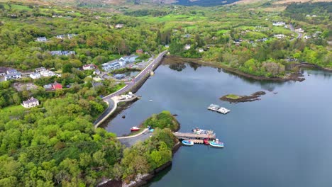 Irlands-Epische-Orte-Glengariff,-Touristenziel-In-West-Cork-An-Einem-Sommerabend,-Am-Ufer-Der-Bantry-Bay-Am-Wild-Atlantic-Way