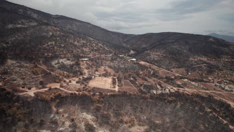 secuelas de un incendio forestal en la región montañosa de parnitha, grecia, disparo aéreo de alto ángulo