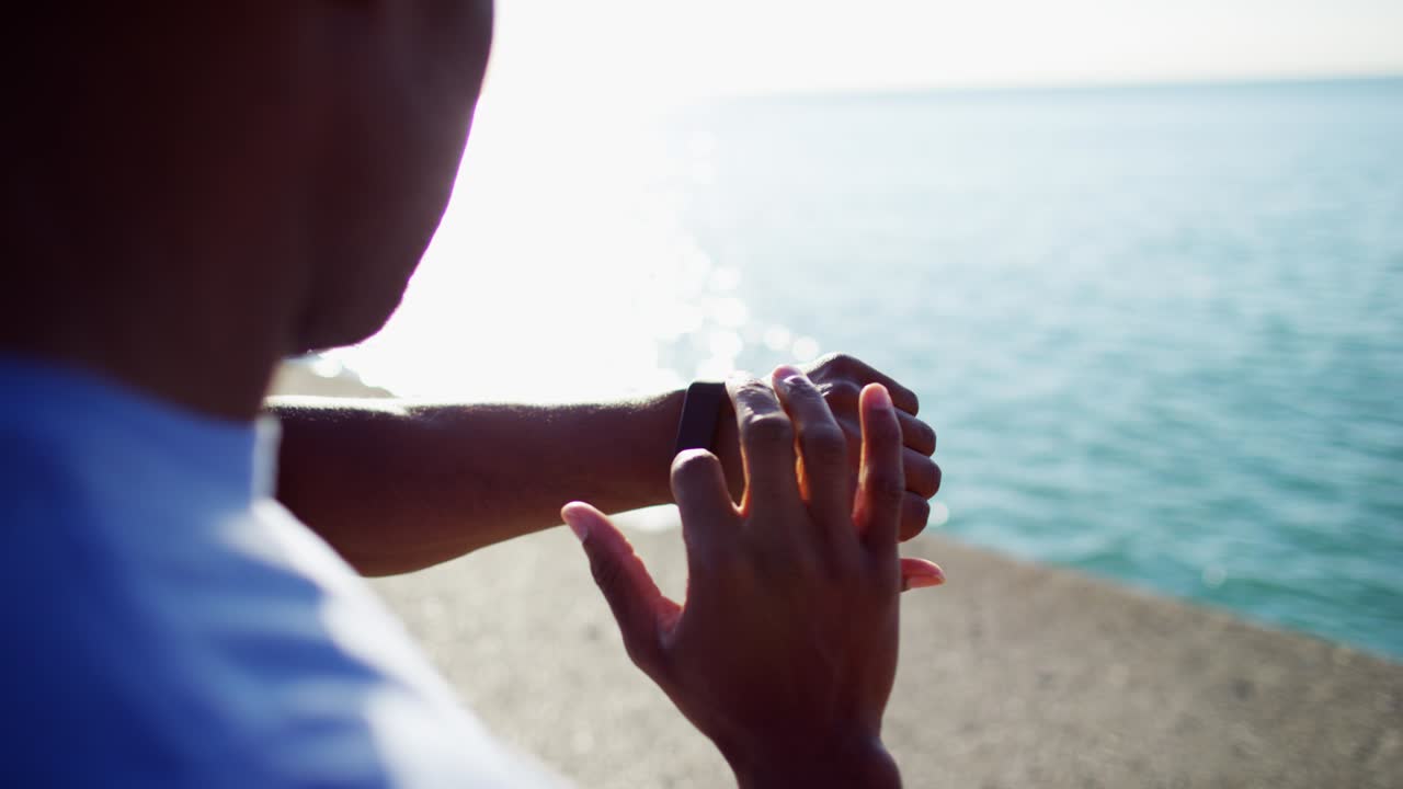 cerrar la muñeca masculina étnica en la llamarada del sol