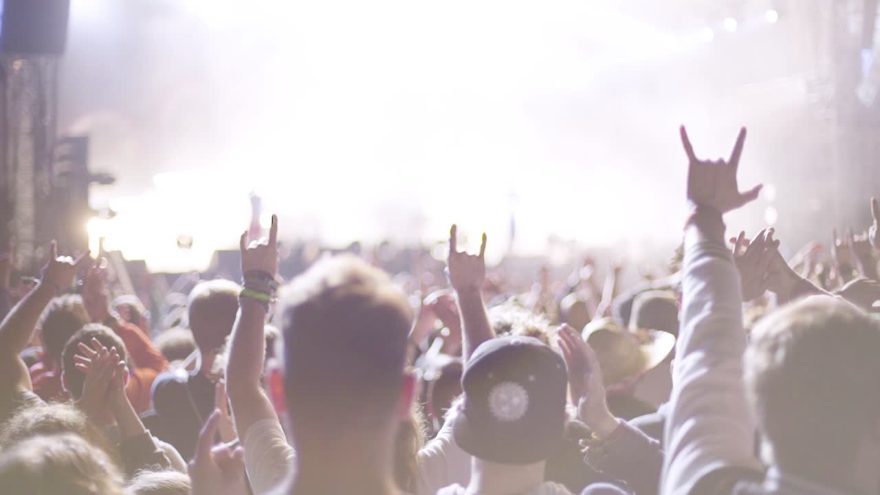 록 콘서트에서 축하하는 군중의 좋은 일반 샷 1