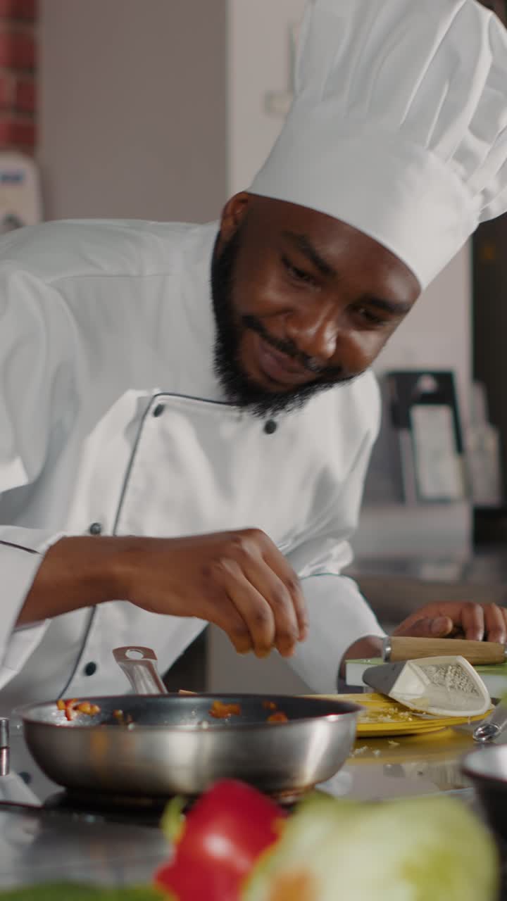 Chef che cucina in cucina