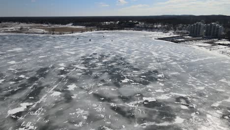 empujando hacia adentro para mostrar dónde están acampando los corredores de hielo antes de una carrera