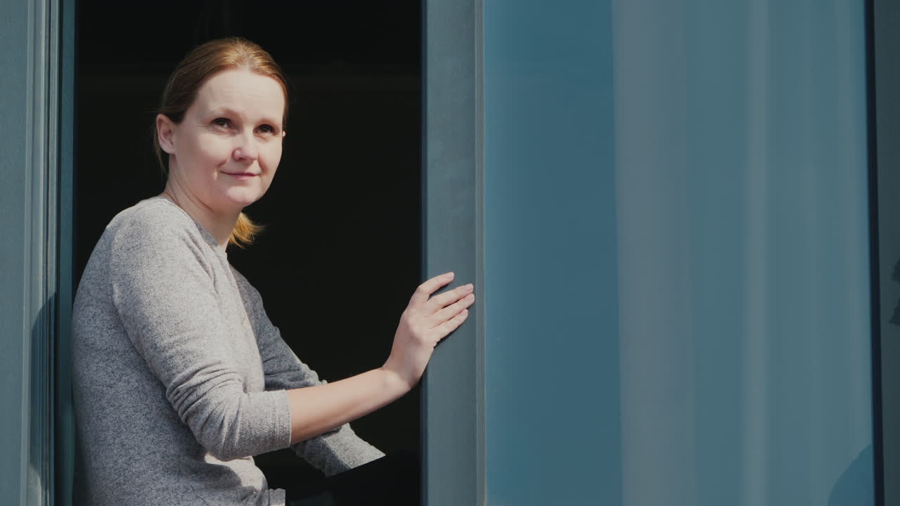 창밖을 내다보는 여자