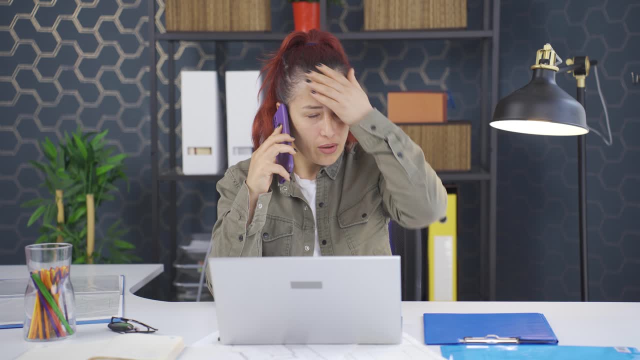 사업가 여성이 화를 내고 공격적으로 전화를 걸고 있습니다.