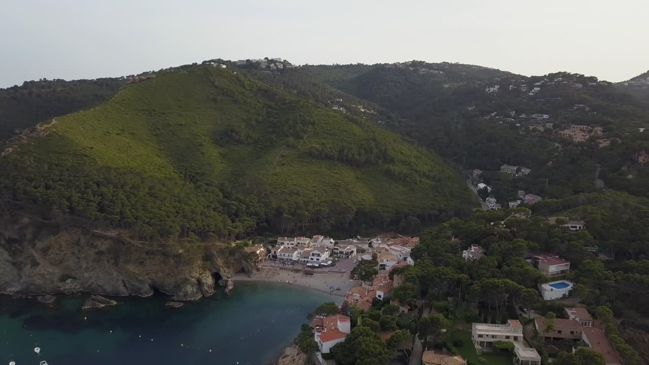 vista aérea de cala sa tuna, un pequeño y hermoso pueblo en la costa brava de cataluña
