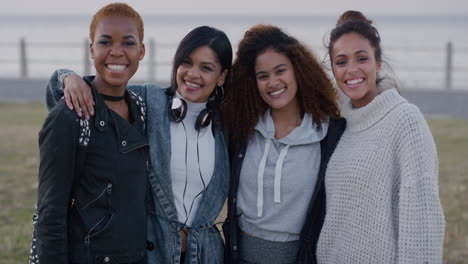 Retrato-De-Un-Grupo-Multiétnico-De-Mujeres-Riéndose-Disfrutando-De-Una-Feliz-Reunión-Hermosas-Novias-Abrazándose-Divirtiéndose-Juntas-En-Cámara-Lenta-Junto-Al-Mar