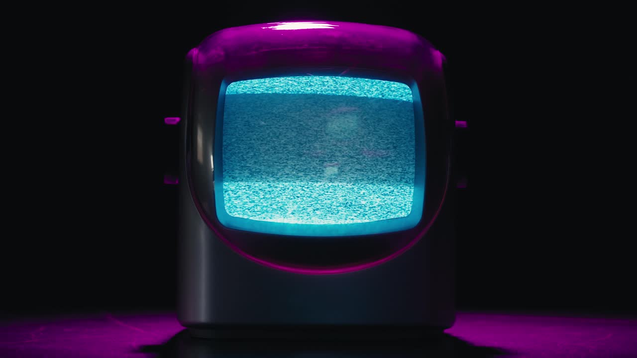 TV retrò, televisione vintage. In un'ambientazione nostalgica, un televisore retrò mostra grana sullo schermo, dispositivo per una spaventosa notte di Halloween, ottimo per chroma key e green screen. Filmato 4K di alta qualità.