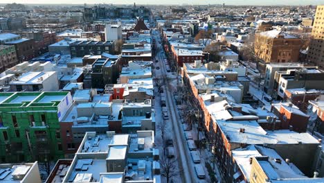 vuelo aéreo de drones durante la tormenta de nieve invernal
