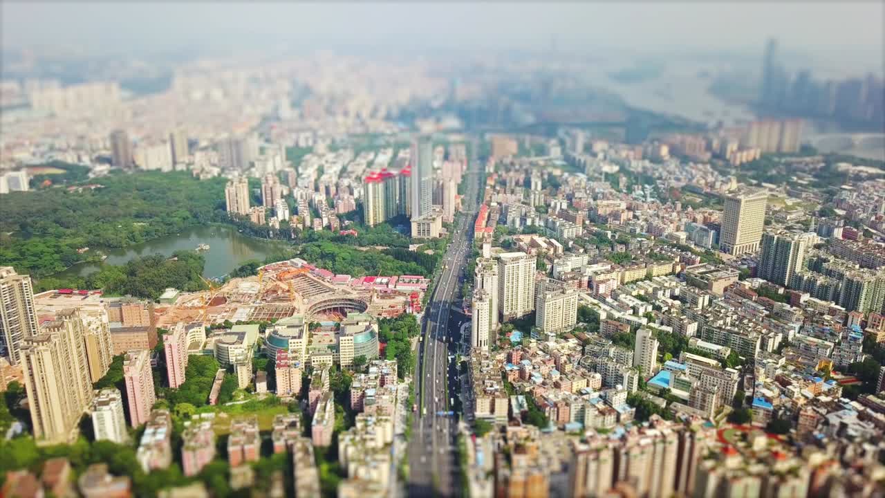 día soleado famoso paisaje de la ciudad de guangzhou tráfico carretera panorama aéreo inclinación-cambio 4k china