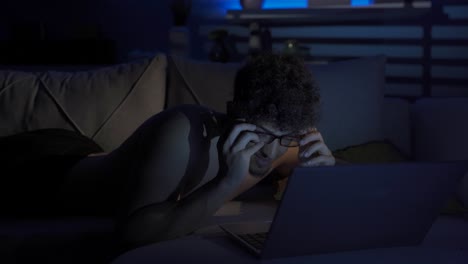 un joven haciendo investigación en una computadora portátil.