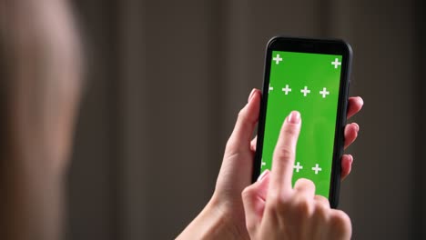 deslizando hacia la izquierda hacia la derecha en la pantalla verde de la aplicación de publicidad del teléfono, tocando, tocando.