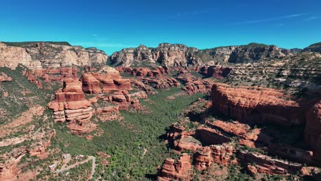 Rocas-De-Arenisca-Roja-En-Sedona,-Arizona---Toma-Aérea-De-Drones