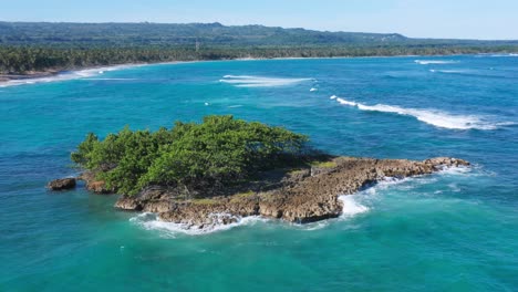 hermosa foto en órbita frente a la costa de cabrera, república dominicana, vista de las olas rompiendo