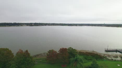 Vista-Aérea-Del-Muelle-De-Pesca,-Caminos-De-Ladrillo-Y-árboles-En-El-Lago-Starke-En-Ocoee,-Florida-Central