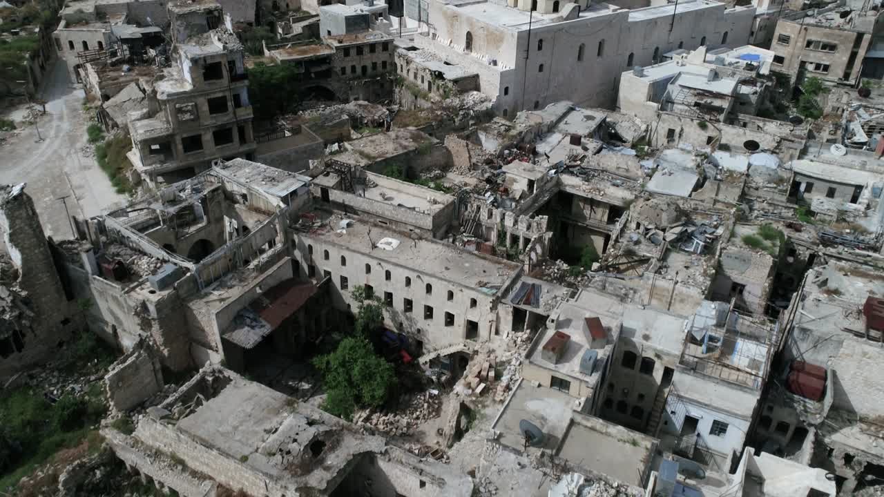Vista aerea con un drone sul centro storico di Aleppo 10 anni dopo la guerra, sotto la luce del sole 4K