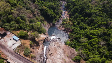 vista aérea desde un avión no tripulado de las atractivas cataratas de dudhsagar en el sur de goa, india