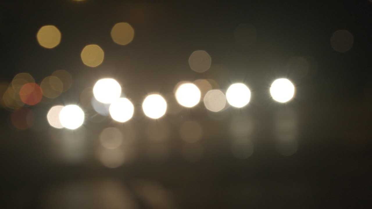 luces bokeh en los coches de la noche, 4k