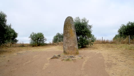 Der-Menhir-Von-Almendres-Aus-Dem-Frühen-Bis-Mittleren-Neolithikum