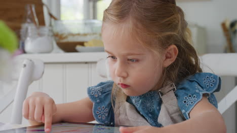 Glückliches-Kind,-Das-Einen-Tablet-Computer-Benutzt.-Kleines-Mädchen,-Das-Bilder-Auf-Einem-Touchscreen-Gerät-Zeichnet-Und-Die-Kreativität-Seiner-Kindheit-Genießt,-Indem-Es-Spiele-Auf-Einem-Mobilen-Gerät-Zu-Hause-In-4K-Spielt