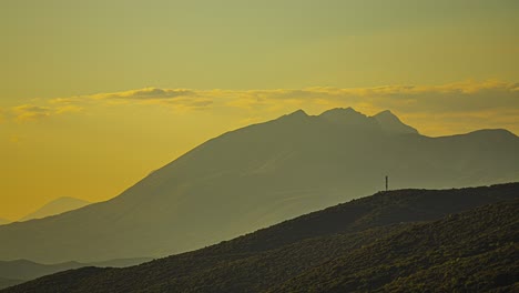 Nubes-Que-Pasan-Sobre-Los-Picos-De-Las-Montañas-Al-Amanecer-Brumoso