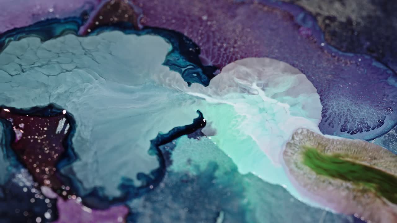 colores de tinta vibrantes que se difunden en el agua, creando un efecto de mármol abstracto