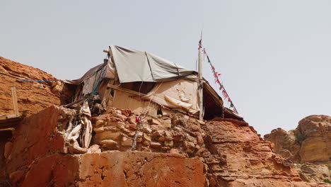 Slumhaus-Auf-Felsen-In-Der-Wüstenlandschaft-Jordaniens-Gebaut