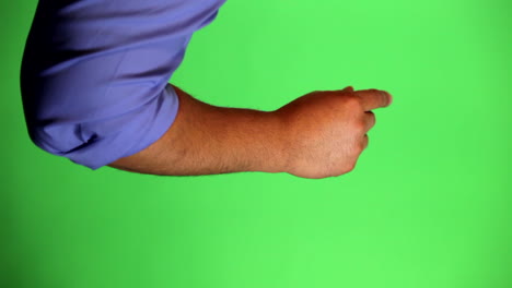 un brazo frente a una pantalla verde para ser tecleado y usado a voluntad