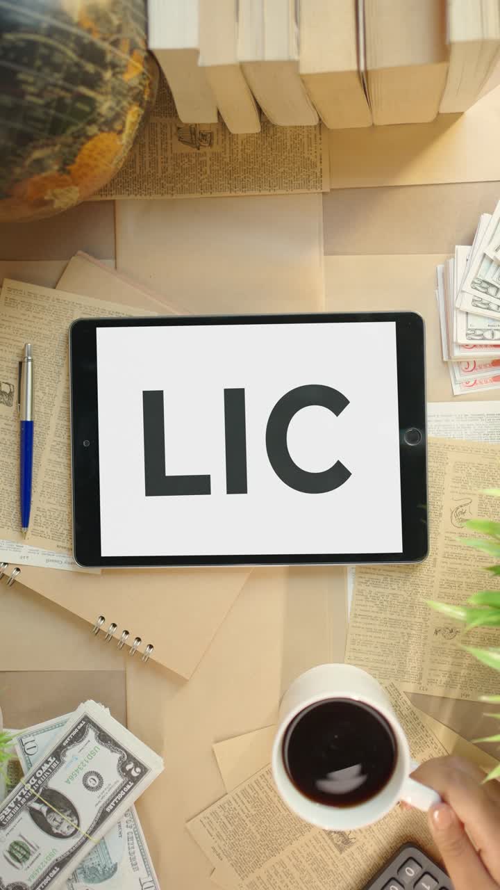 vídeo vertical de lic que se muestra en la pantalla de la tableta de finanzas