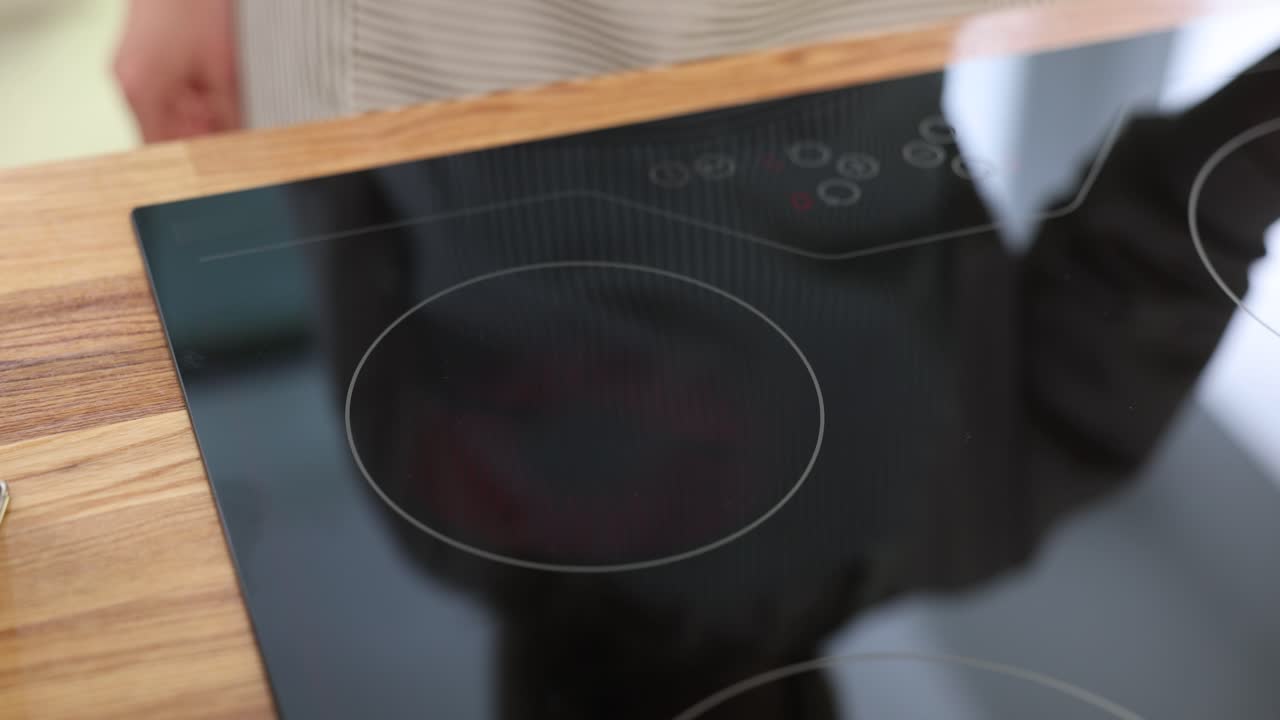 Primo piano di un piano cottura a induzione