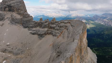 vista circolare aerea del monte pelmo ridge in