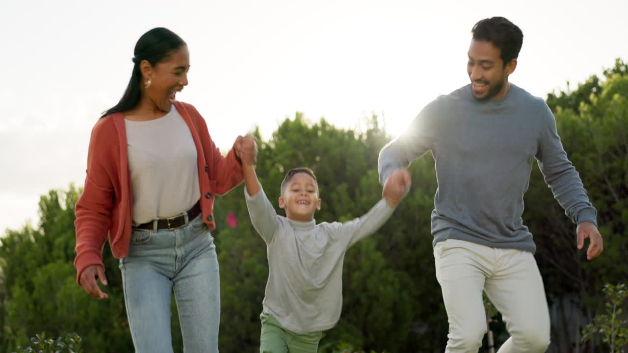 familia, felicidad y caminar con el niño en la naturaleza