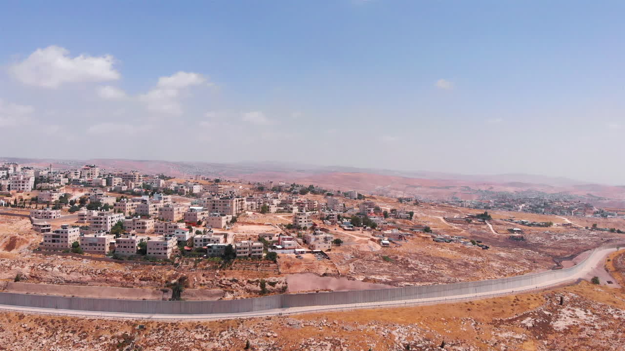 Vista aerea sul campo profughi di Qalandiya e sul muro di sicurezza